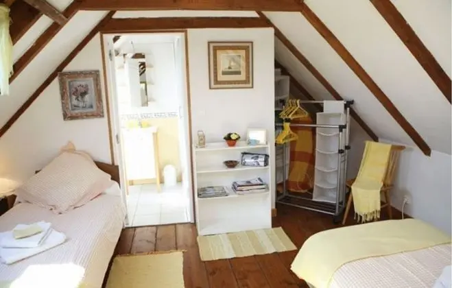 Tek Büyük veya İki Ayrı Yataklı Oda (Yellow Room)