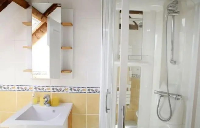 Tek Büyük veya İki Ayrı Yataklı Oda (Yellow Room)