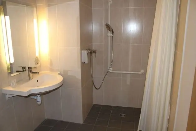 Tek Büyük Yataklı Oda, Engellilere Uygun, Sigara İçilmez