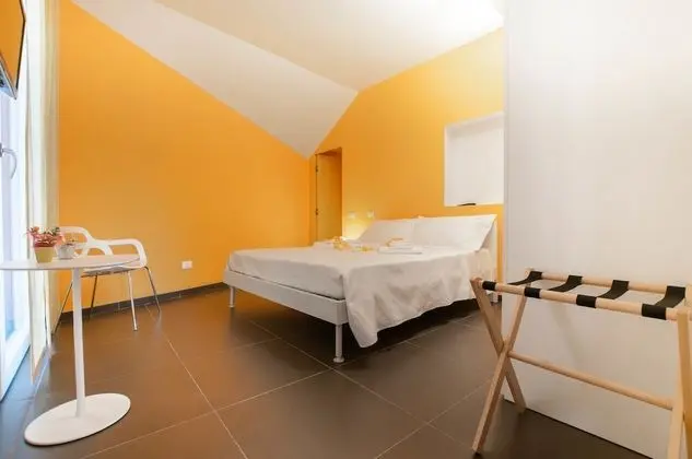 Standard Tek Büyük Yataklı Oda, Avlu Manzaralı (Arancio)