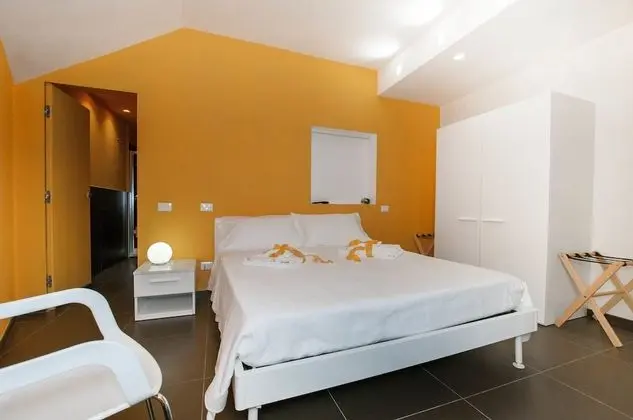 Standard Tek Büyük Yataklı Oda, Avlu Manzaralı (Arancio)