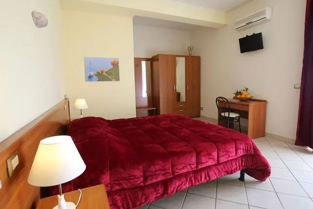 Üç Kişilik Oda (Fico d'India)