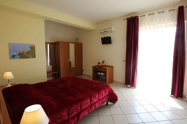 Üç Kişilik Oda (Fico d'India)