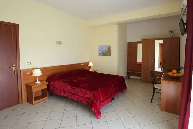 Üç Kişilik Oda (Fico d'India)