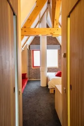 Deluxe Tek Büyük Yataklı Oda (Red Room)