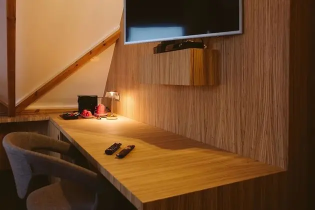 Deluxe Tek Büyük Yataklı Oda (Red Room)