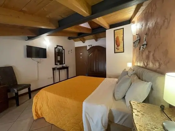 Basic Tek Büyük veya İki Ayrı Yataklı Oda, Ortak Banyo