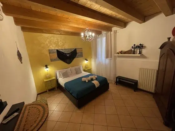 Basic Tek Büyük veya İki Ayrı Yataklı Oda, Ortak Banyo