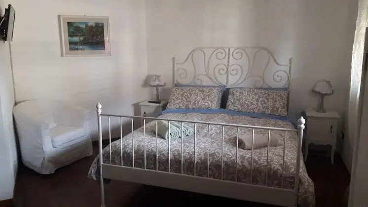 Romantic Tek Büyük Yataklı Oda, 1 Çift Kişilik Yatak, Özel Banyo, Bahçe Manzaralı (Rossana)