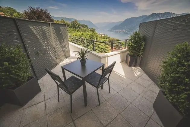 Deluxe Tek Büyük Yataklı Oda, Teras, Göl Manzaralı