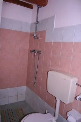 Üç Kişilik Oda, Kule