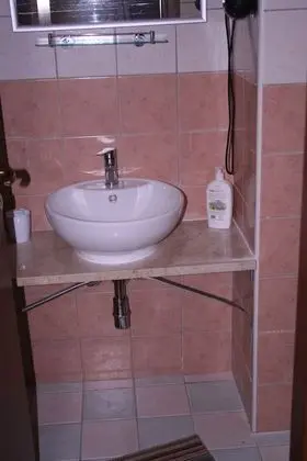 Üç Kişilik Oda, Kule