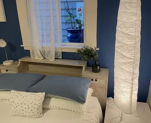 Blue Room/#2 - Shared Bathroom