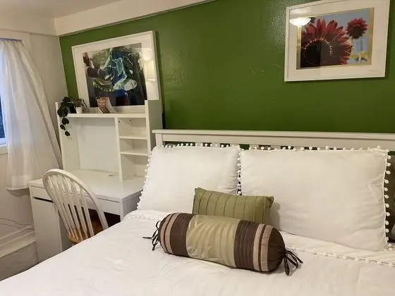 Green Room/#4 - Shared Bathroom
