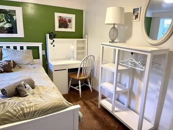 Green Room/#4 - Shared Bathroom