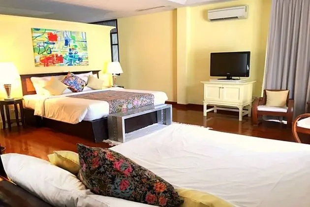 Courtyard with Triple Bed