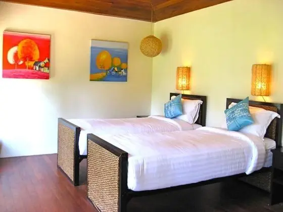 4 Bedrooms Villa
