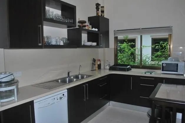 4 Bedrooms House