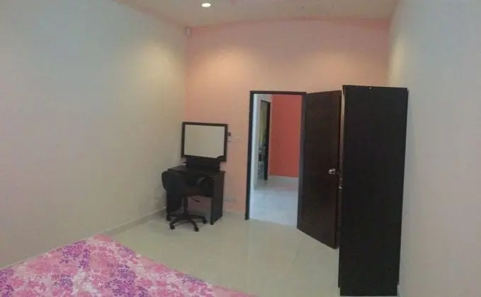 4 Bedrooms House
