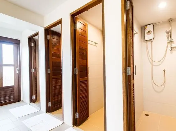 5-Queen Cabin Bed Mixed Dormitory With Shared Bathrooms