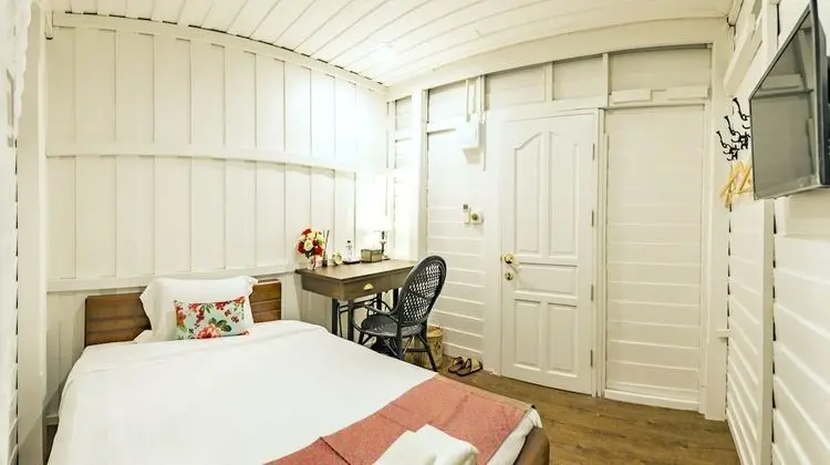 Single Room (shared Bathroom)