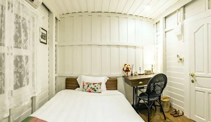 Single Room (shared Bathroom)