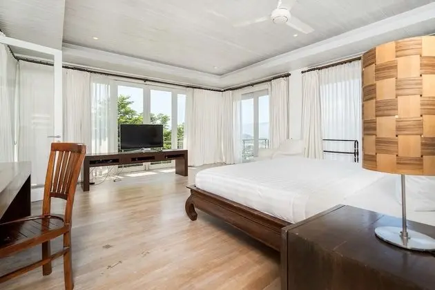 6-Bedroom Villa
