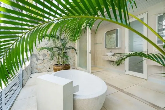 6-Bedroom Villa