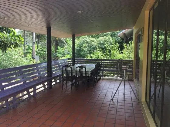Family Room with Pool Side