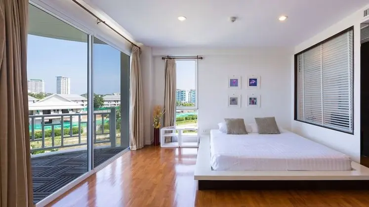 2 Bedroom Apartment with Sea View (Free WIFI in room)