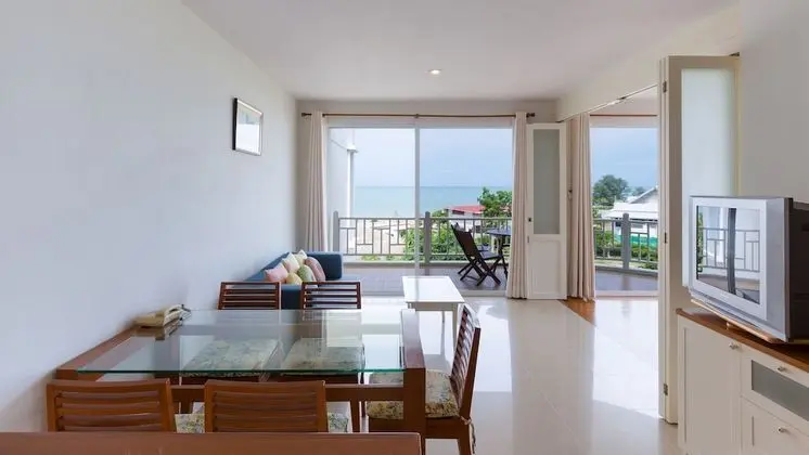 2 Bedroom Apartment with Sea View (Free WIFI in room)