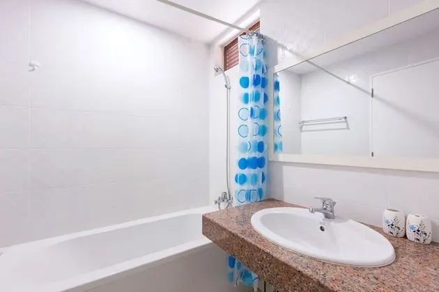 2 Bedroom Apartment with Sea View (Free WIFI in room)