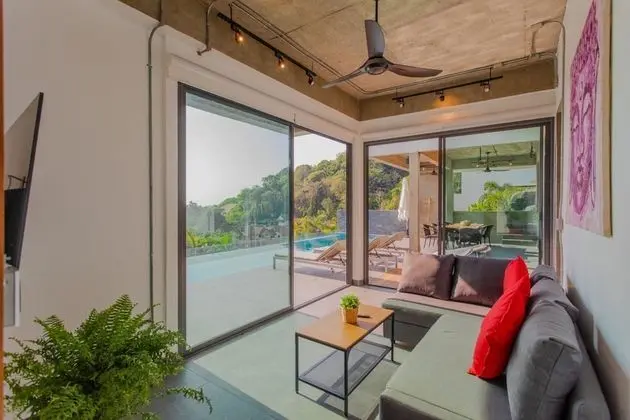 5 Bedrooms Villa 12/21
