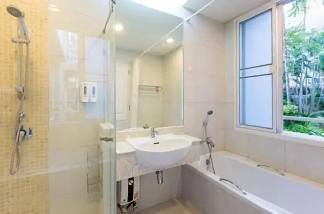 4-Bedroom Apartment with Pool Access