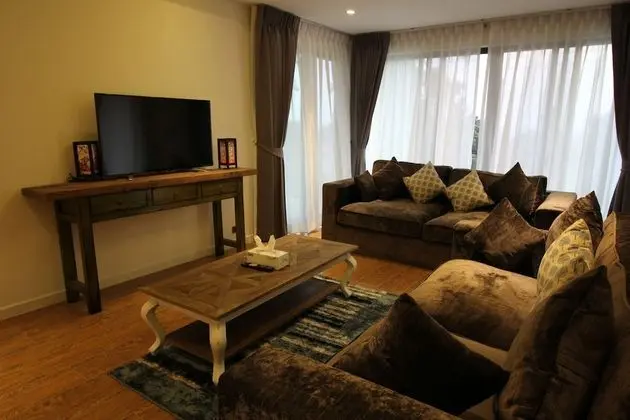 Villa 3 (Partial Seaviews on Roadside)