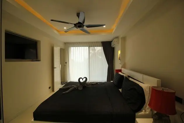 Villa 3 (Partial Seaviews on Roadside)