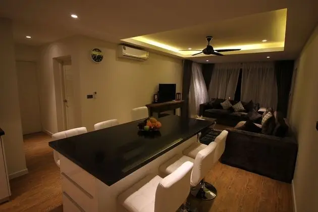 Villa 3 (Partial Seaviews on Roadside)