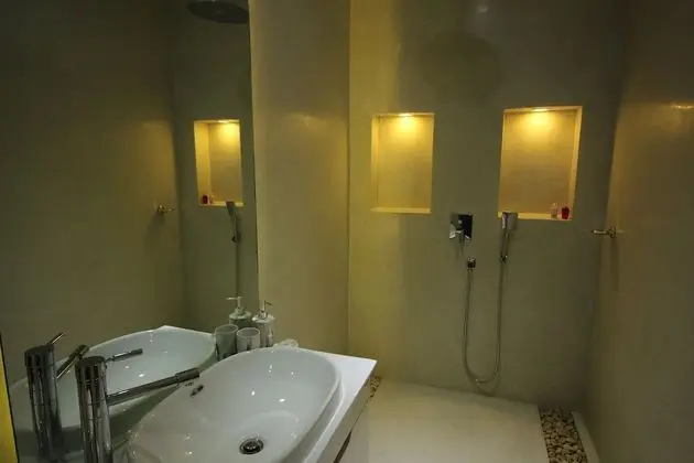 Villa 3 (Partial Seaviews on Roadside)