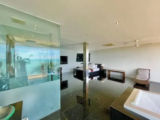 5 Bedrooms Villa