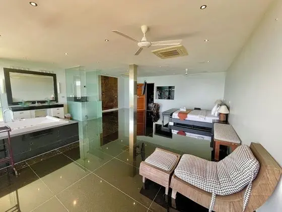 5 Bedrooms Villa