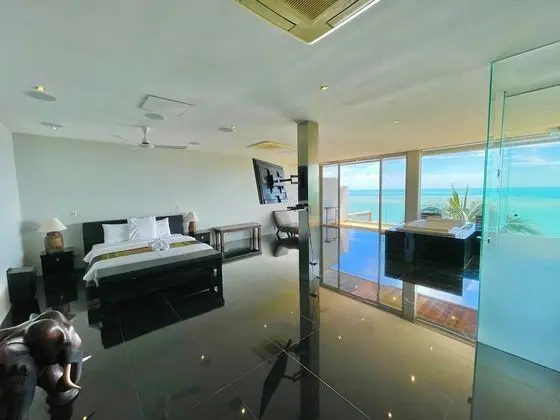 5 Bedrooms Villa