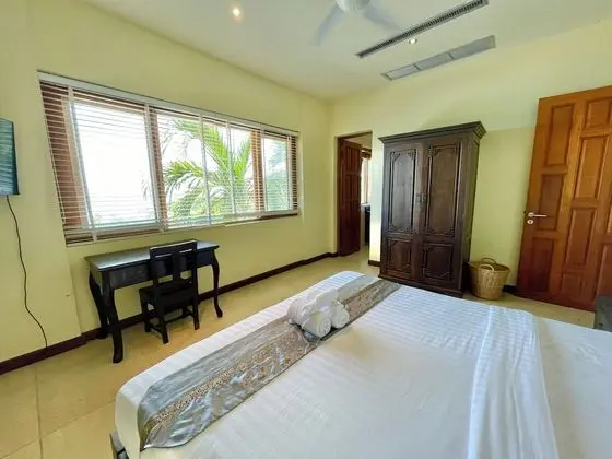 5 Bedrooms Villa