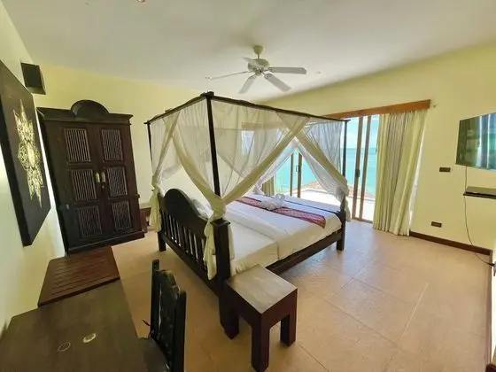 5 Bedrooms Villa