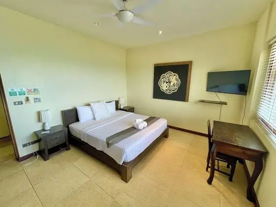 5 Bedrooms Villa