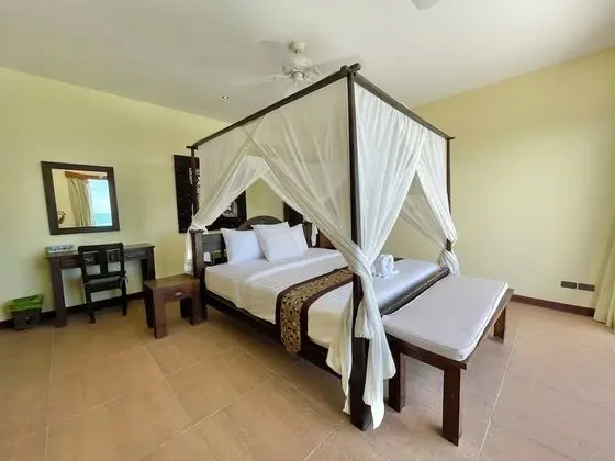 5 Bedrooms Villa