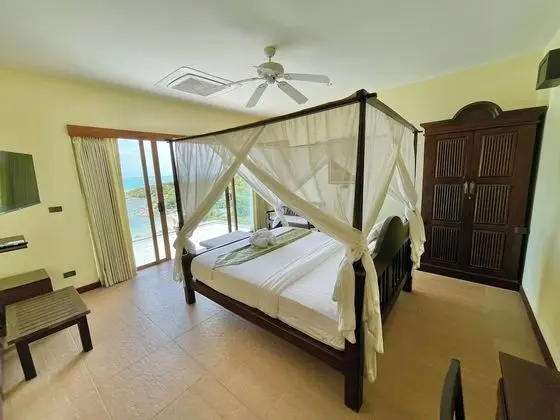 5 Bedrooms Villa