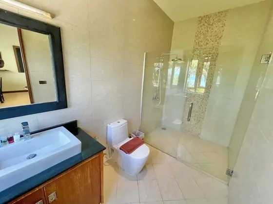 5 Bedrooms Villa