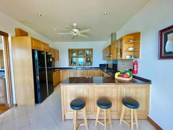 5 Bedrooms Villa