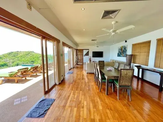 5 Bedrooms Villa