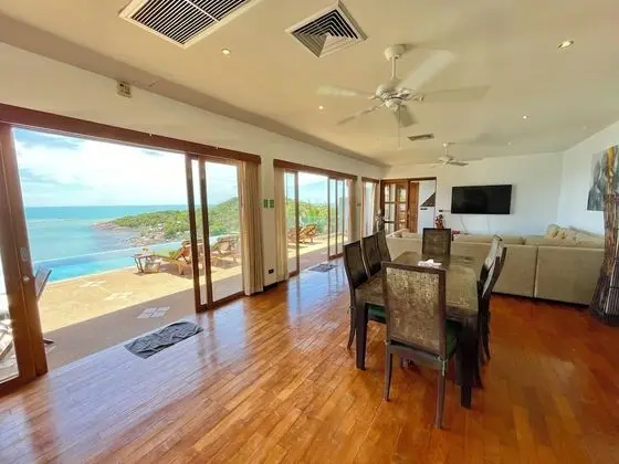 5 Bedrooms Villa